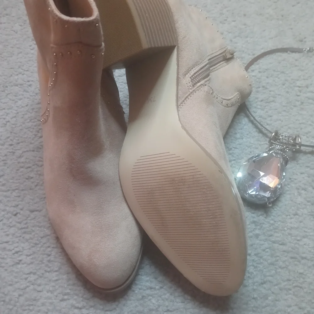 Women's tan size 7M ankle boots